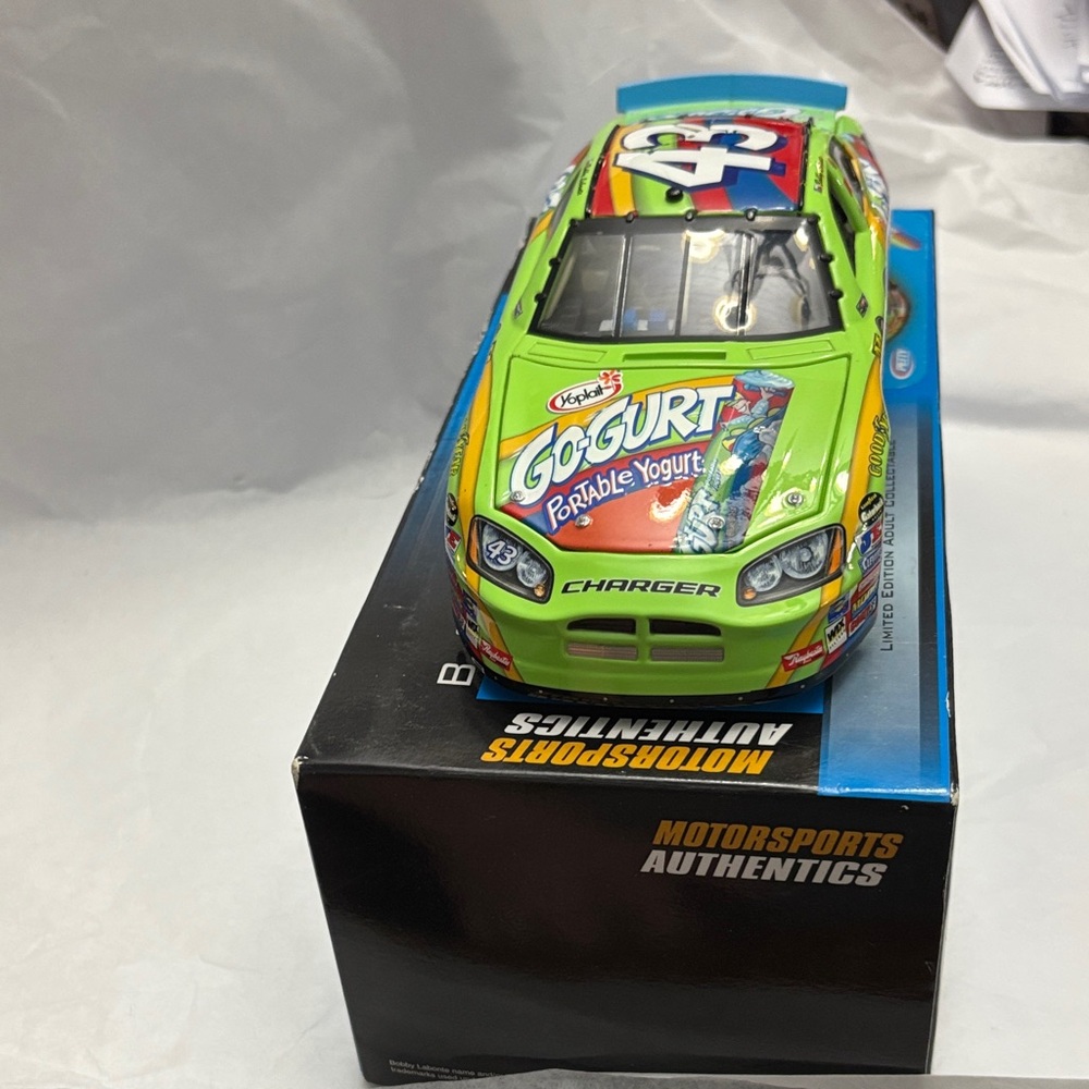 1:24 Diecast 43 Bobby Labonte NASCAR limited edition Go-Gurt car - Picture 2 of 12